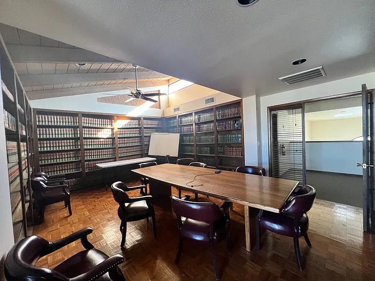 7142 N 57th Ave — Photo 3