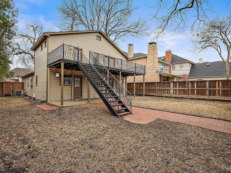 2824 Dyer St — Photo 2