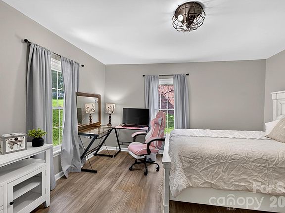 2nd image of 15 Circle St