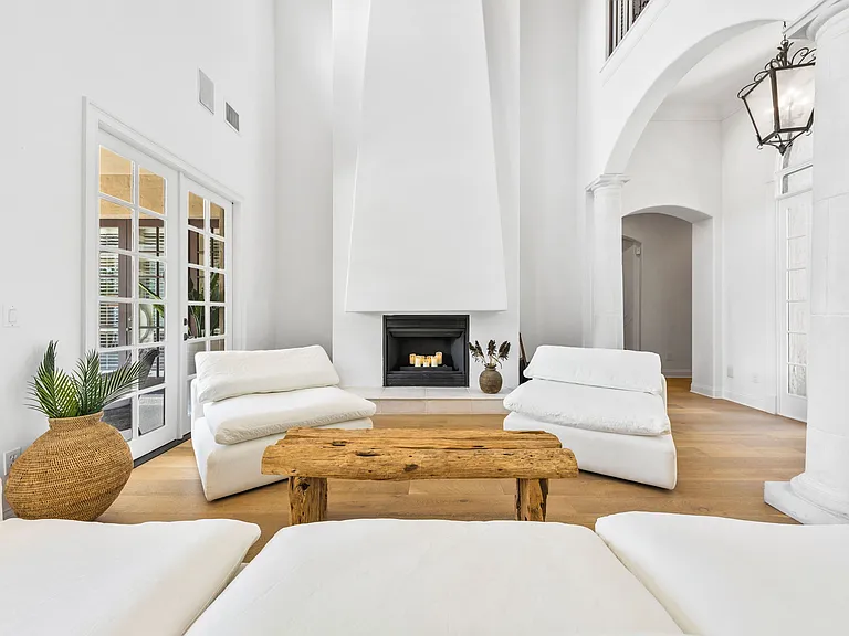 102 Acadia Ter — Photo 1