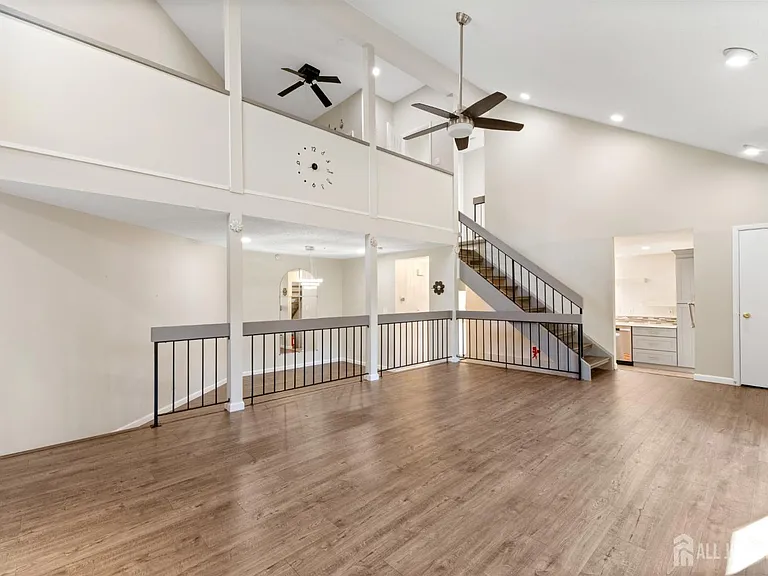 496 Westgate Dr — Photo 8