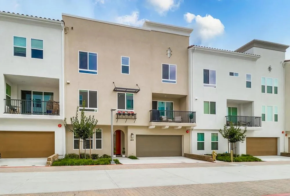 3 bed, 3.5 bath, 1938 sqft, $4,050 — Photo 2