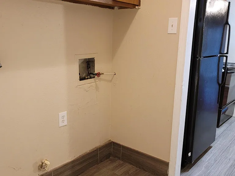 711 Royal Crest Dr — Photo 13