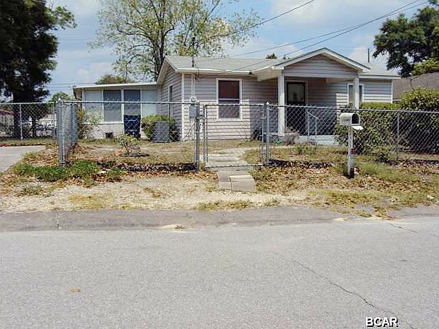 2nd image of 909 E 10th Ct