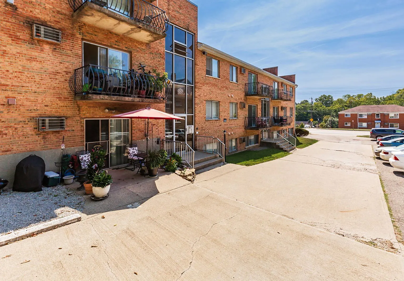 1 bed, 1.0 bath, 600 sqft, $890 — Photo 2
