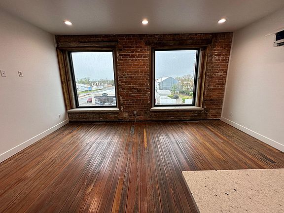 5th image of 117 N Broadway St #7