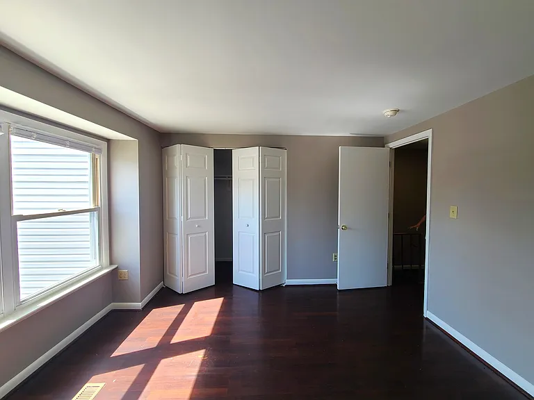 8401 Pioneer Dr — Photo 14
