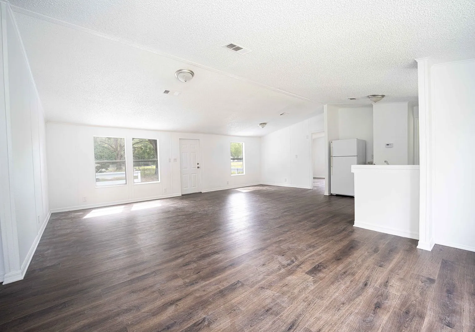 3BR/2BA Renovated Mobile Home in Coleman — Photo 2