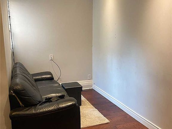 2nd image of 125 Maitland St