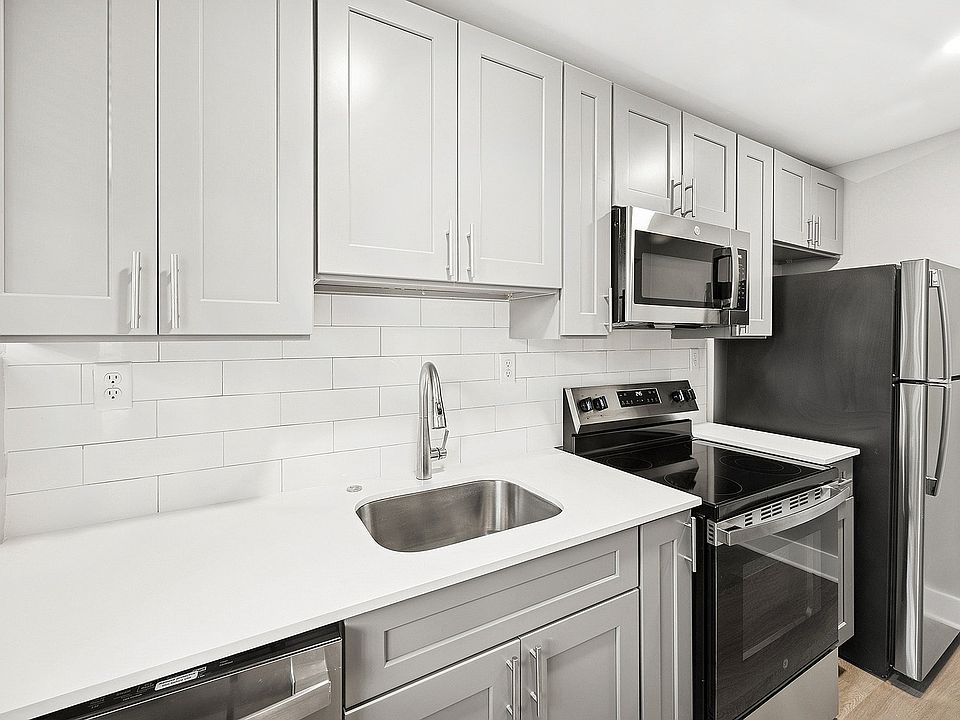 Renovated 1 Bedroom in 2621 Stuart Ave