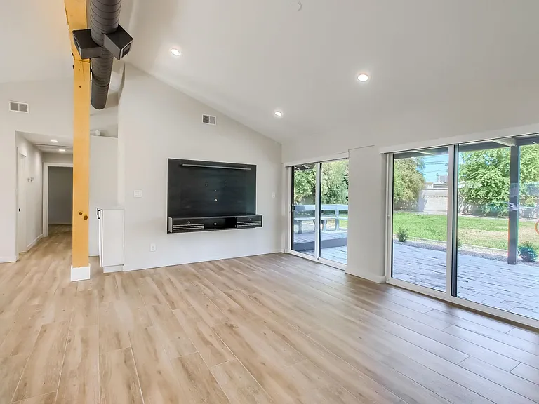 1402 W Berridge Ln — Photo 4