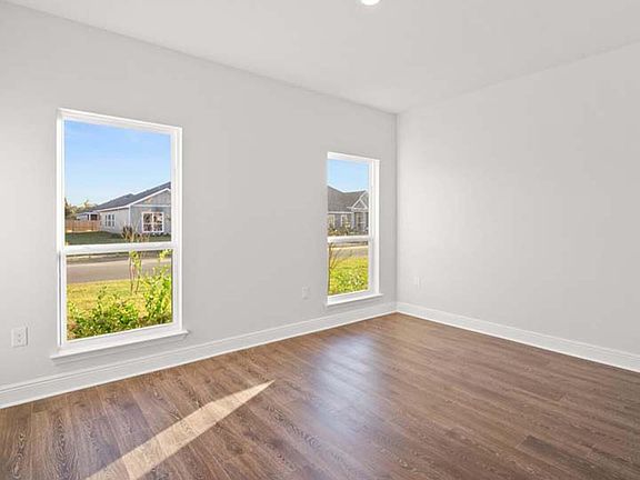 5th image of 11 Bay Circle Dr