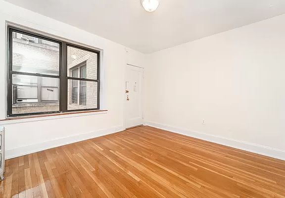 4th image of 21-46 Crescent St #C8