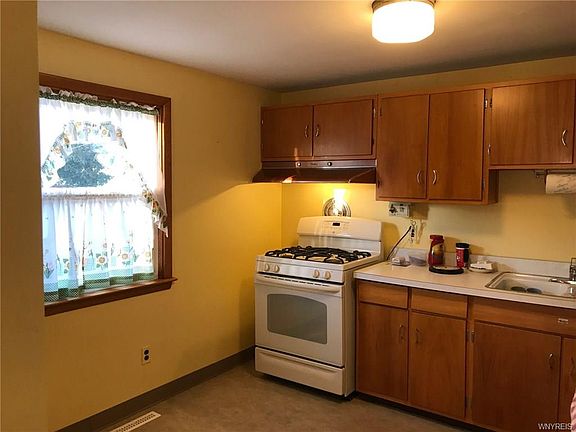 3rd image of 15 Pamela Dr