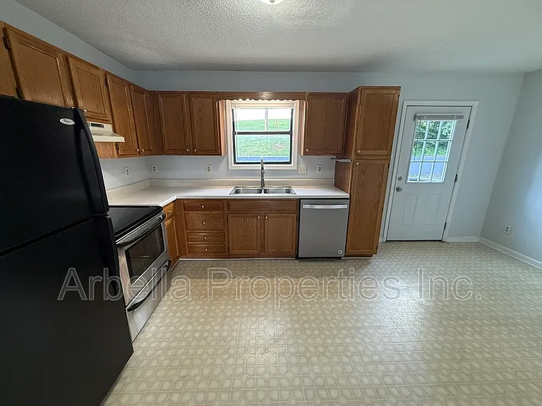 390 Erwin Hwy #2 — Photo 6