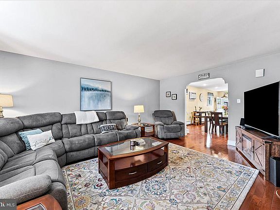 5th image of 117 N Church St