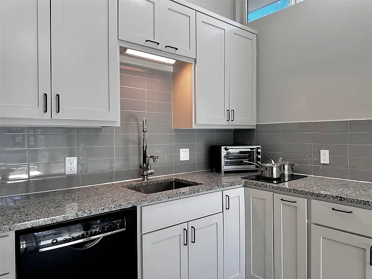 914 E 39th St #2 — Photo 10