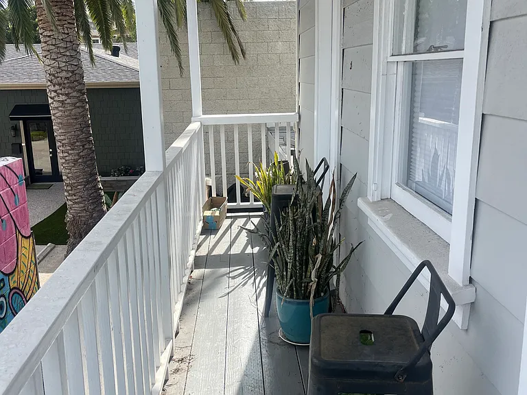 146 N Cedros Ave — Photo 3