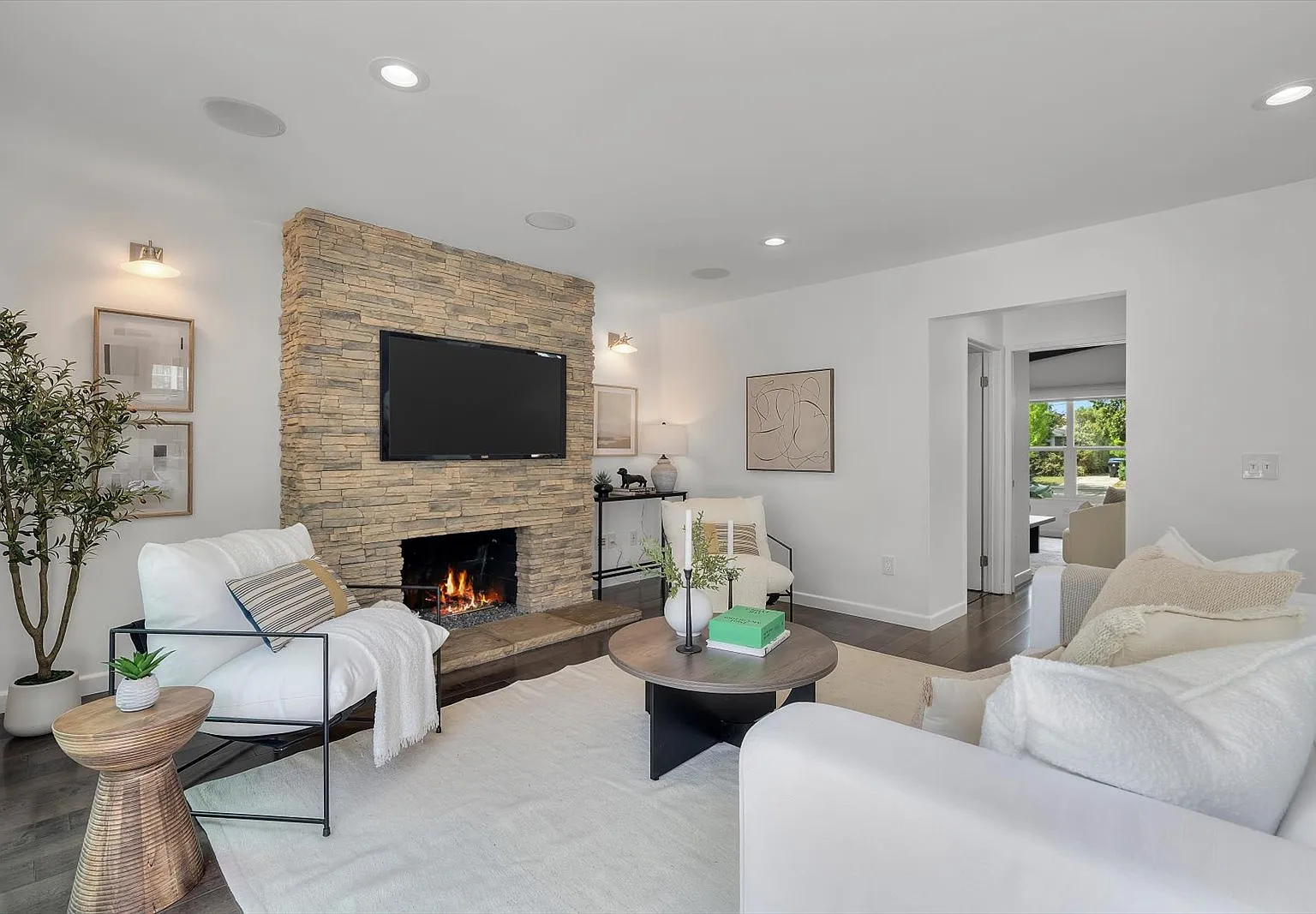 4 bed, 2200 sqft, $8,300 — Photo 4