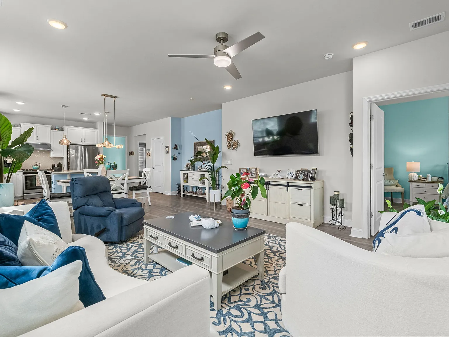 2 bed, 1988 sqft, $2,800 — Photo 4