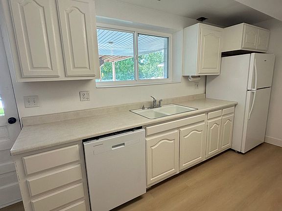 2nd image of 270 S Edgehill Dr
