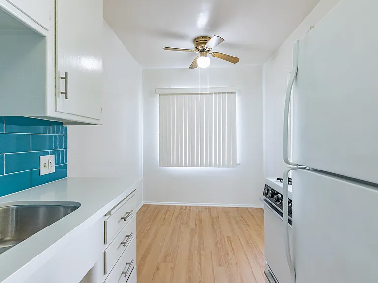 667-669 Levering — Photo 33