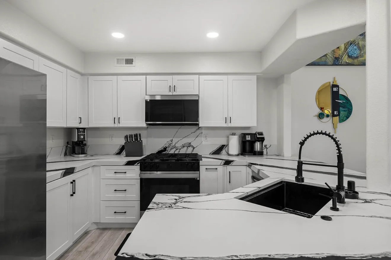 3 bed, 1658 sqft, $5,950 — Photo 2