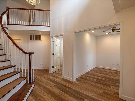 4th image of 19 Boarman Dr
