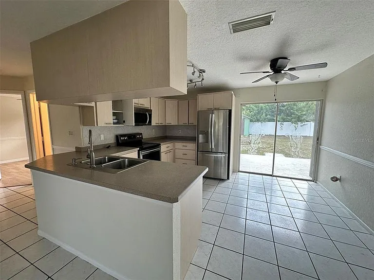 390 Kenova St — Photo 4