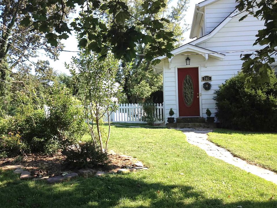 1st image of 202 Hendren Ave