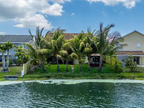1001 SW 100th Ter, Pembroke Pines, FL 33025