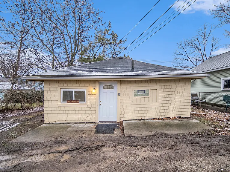 401 Pauline Cottage #COTTAGE — Photo 1