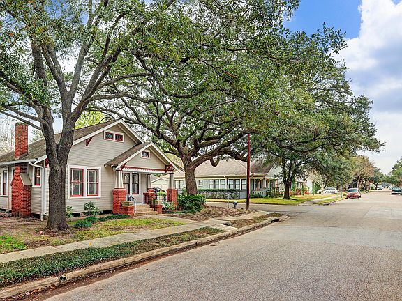 Looking east on Melwood. Note Heritage Live Oaks that abound in neighborhood.