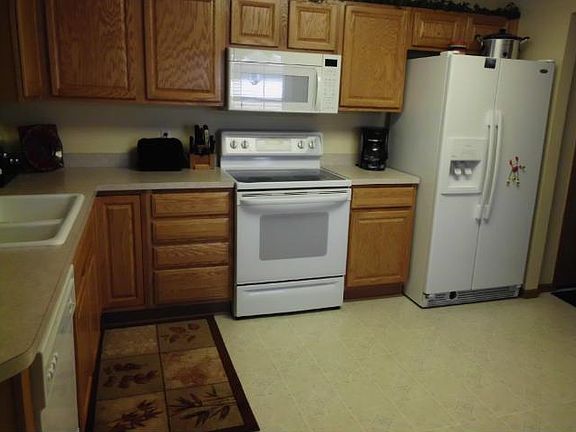 3rd image of 7906 Prairie Creek Ln NE
