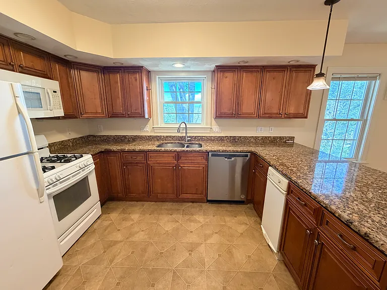 79 Pleasant St #6 — Photo 9