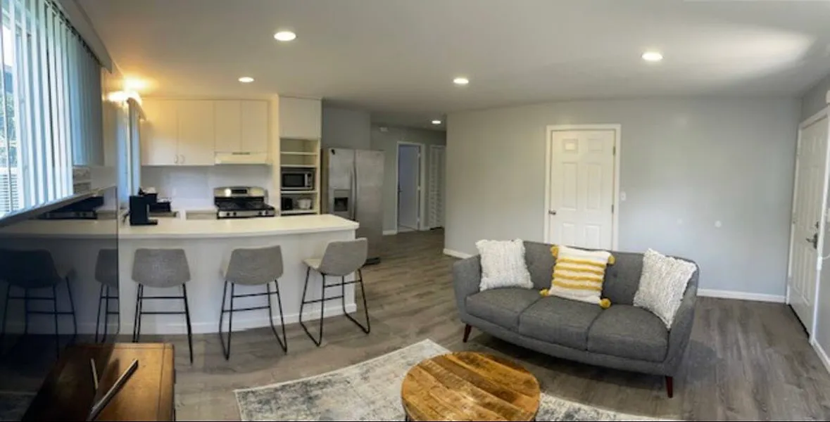 2 bed, 850 sqft, $2,700 — Photo 3