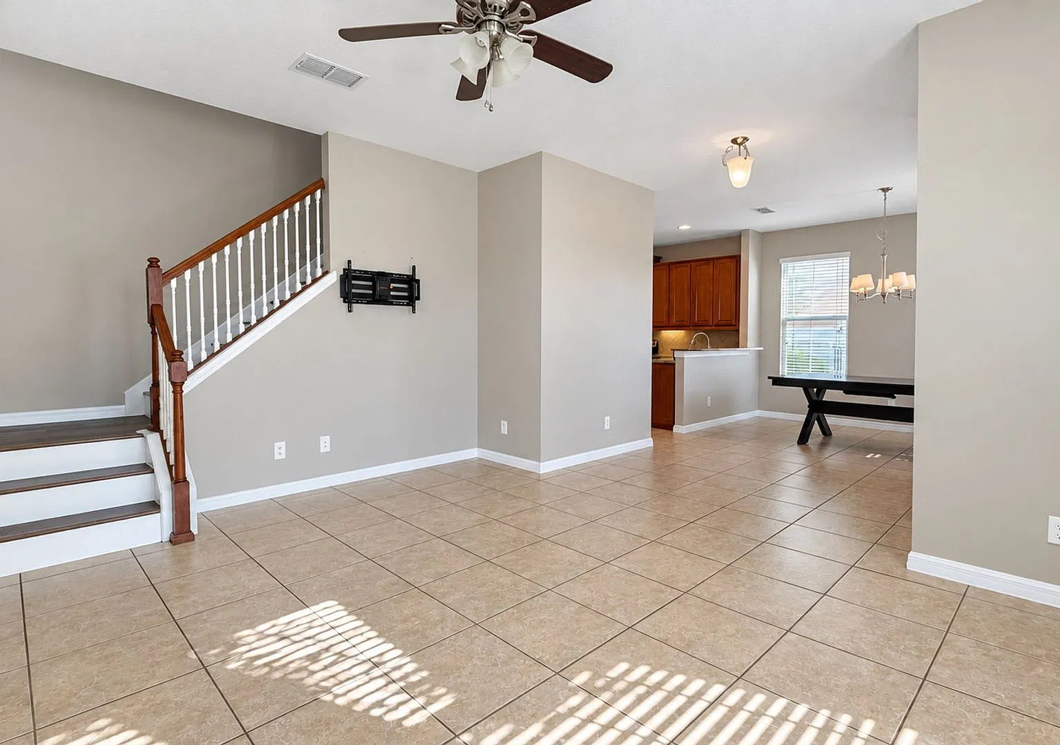 3 Bedroom Home Across from Park with Solar & Lawn Service Orlando — Photo 2