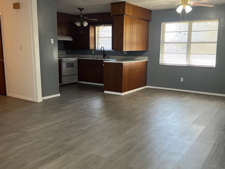 1506 Avenue C — Photo 4