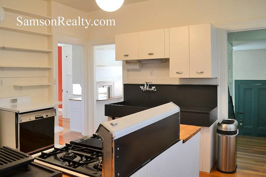 6 bed, 3.5 bath, 3580 sqft, $7,600 — Photo 2