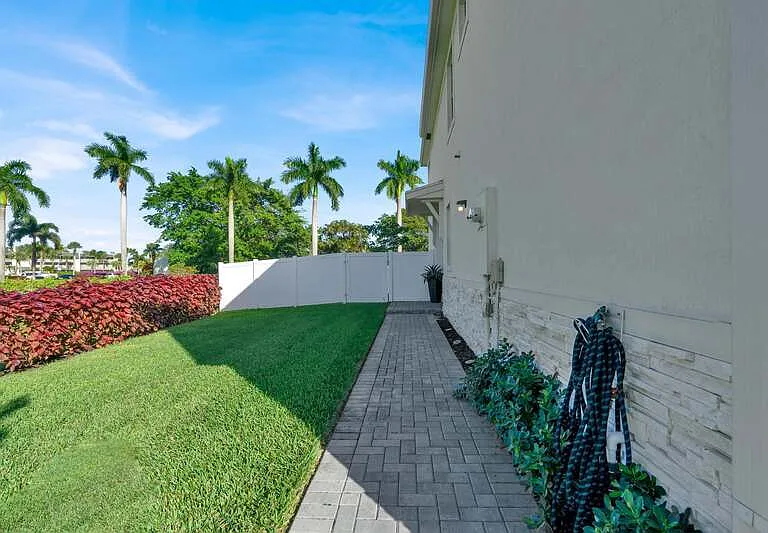 4246 Lagoon Shore Dr — Photo 24