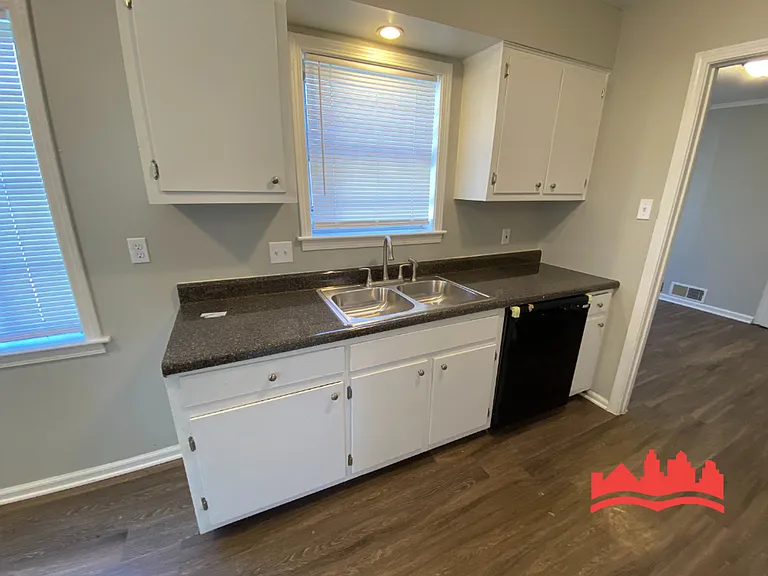 4574 Whiteside St — Photo 9