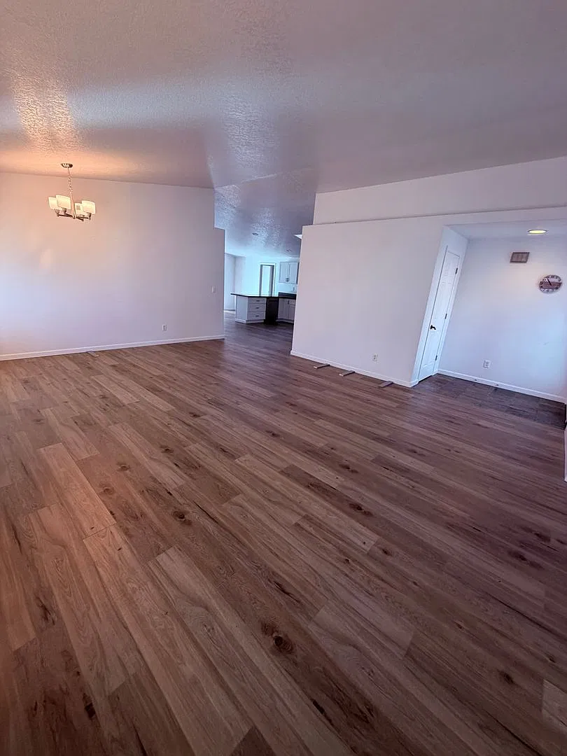 Single story 3 Bed Room 2 Bath 2 Car Garage ,AC in the home — Photo 2