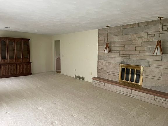 4th image of 312 Hillside Dr