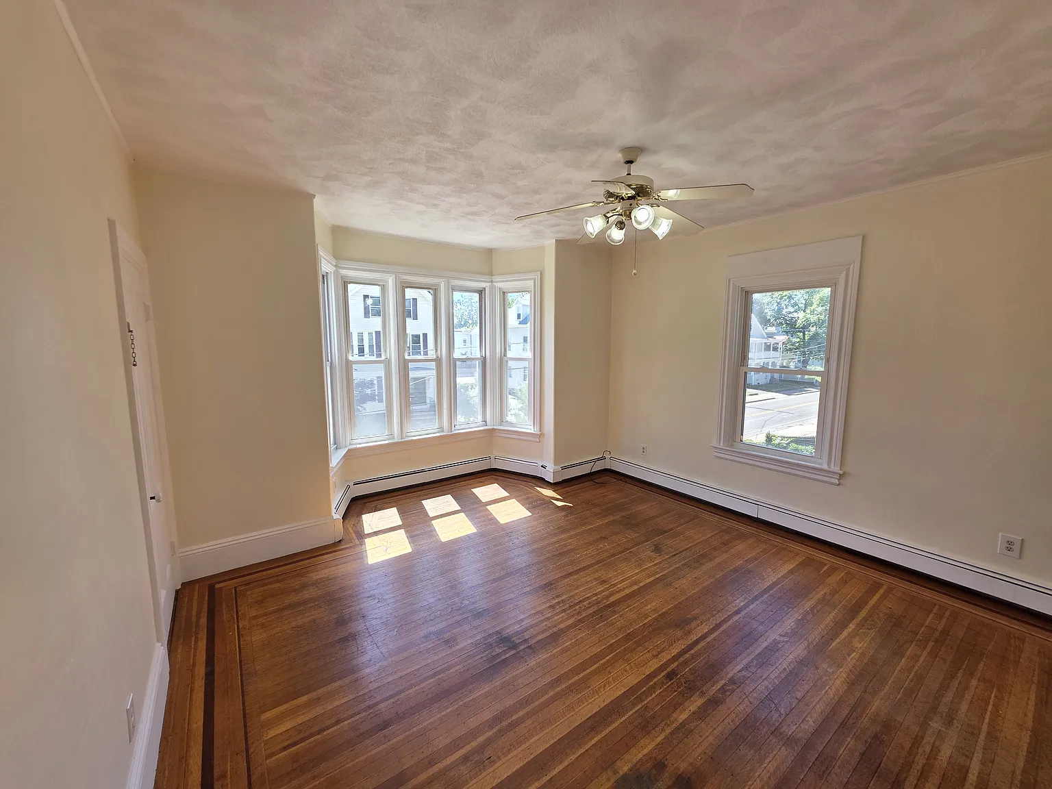  143 Union St 2ndflr 2b/1b Updated Freshpaint! Newfloors Spacious Prkg — Photo 3