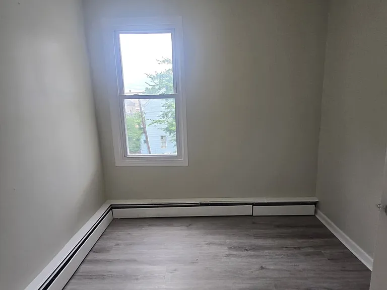 41 Doremus St #5A — Photo 6