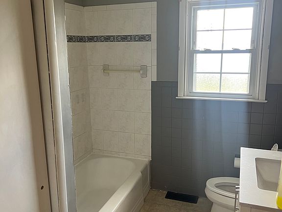 3rd image of 707 Hilltop Dr