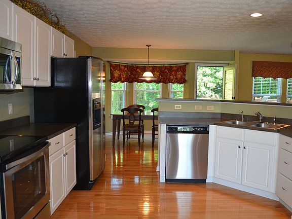 Kitchen/ Breakfast Nook