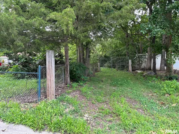 204 W Forest Ave, East Peoria, IL 61611