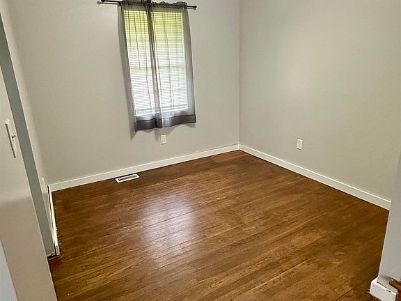 3rd image of 60 Valley Rd