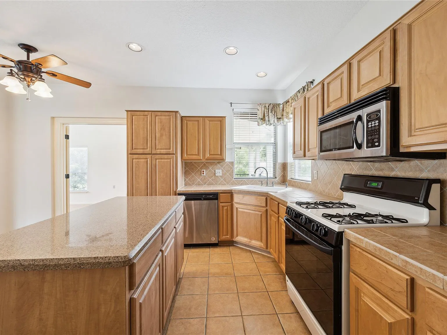 3 bed, 2.5 bath, 1948 sqft, $3,000 — Photo 4